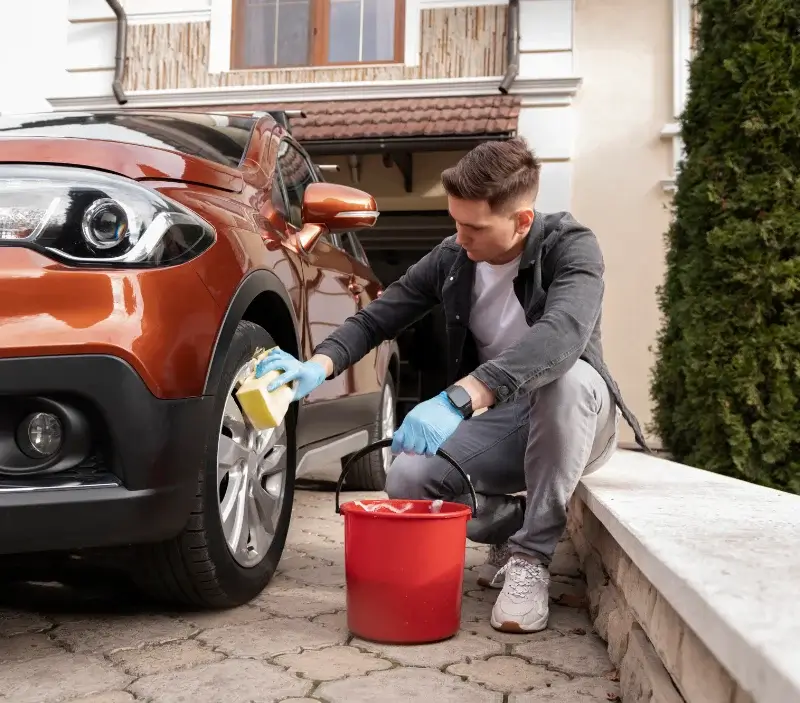 Lavage auto à domicile Romillé : professionnel intervenant sur un véhicule